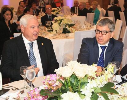 El presidente de Panamá, Ricardo Martinelli, y el expresidente colombiano Cesar Gaviria participan en el foro 'Invertir en Panamá'.