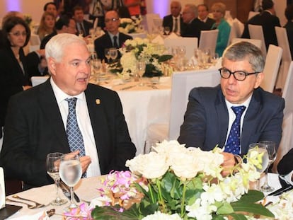El presidente de Panamá, Ricardo Martinelli, y el expresidente colombiano Cesar Gaviria participan en el foro 'Invertir en Panamá'.