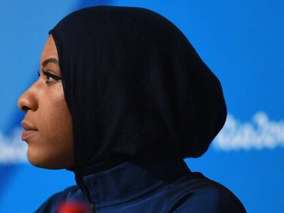 Ibtihaj Muhammad durante entrevista coletiva no Rio de Janeiro.