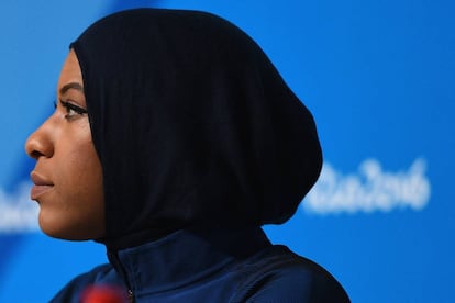 Ibtihaj Muhammad durante entrevista coletiva no Rio de Janeiro.