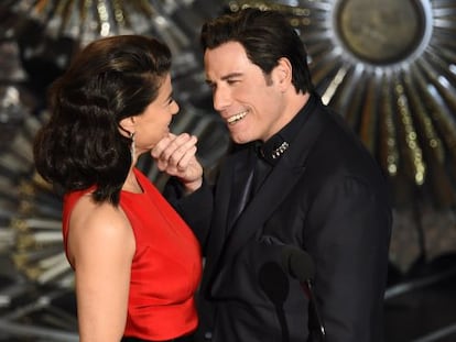 John Travolta e Idina Menzel, en los Oscar.