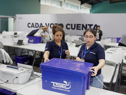 Trabajadores electorales durante el recuento de voto tras las elecciones del 4 de febrero, en San Salvador.