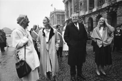 El líder del Frente Nacional Francés, Jean-Marie Le Pen, segundo desde la derecha, encabeza una marcha hacia la estatua de Juana de Arco con sus tres hijas Marie Caroline, Yann y Marine Le Pen, el 12 de mayo de 1985.