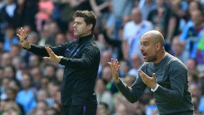 Pochettino y Guardiola gesticulan en la banda del Etihad durante la temporada pasada en la que el argentino entrenaba al Tottenham.