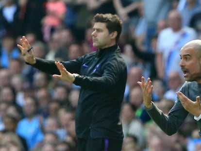 Pochettino y Guardiola gesticulan en la banda del Etihad durante la temporada pasada en la que el argentino entrenaba al Tottenham.