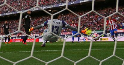 Memo Ochoa durante el partido contra el Atl&eacute;tico de Madrid