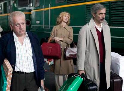Juan Echanove, Ana Duato e Imanol Arias, en una imagen de la serie 'Cuéntame cómo pasó'.