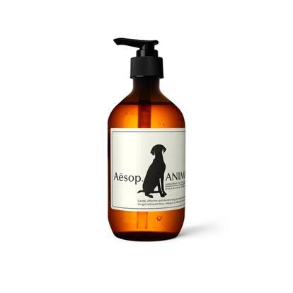 Este champú para perros es uno de los productos más conocidos de Aesop. Se trata de un jabón para pelo y piel elaborado con extractos anti bacterianos de piel de limón, hoja de árbol del té y menta, con propiedades desodorantes. Animal limpia meticulosamente cuidando hasta las pieles perrunas más sensibles. También se puede usar como jabón de manos; de manos, no de patas. Huele a limón y menta con sutileza, sin invadir. Aesop no utiliza ingredientes animales en los productos y está certificada como libre de crueldad animal. Precio: 31 euros.