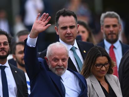 Lula saluda este lunes tras el acto de aniversario por el fracasado golpe de Estado. A su lado, su esposa, Janja, y detrás, el presidente del Senado, Rodrigo Pacheco.
