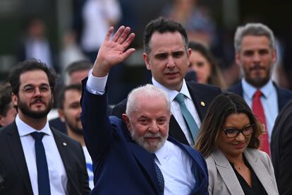 Lula saluda este lunes tras el acto de aniversario por el fracasado golpe de Estado. A su lado, su esposa, Janja, y detrás, el presidente del Senado, Rodrigo Pacheco.