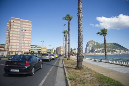 A la derecha, el peñón de Gibraltar. A la izquierda, La Línea de la Concepción.