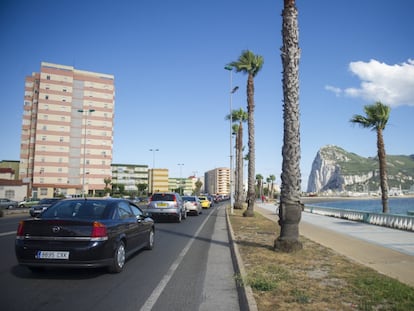 A la derecha, el peñón de Gibraltar. A la izquierda, La Línea de la Concepción.