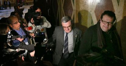 Joan Ignasi Elena, y Àngel Ros, ayer, en el Parlament.