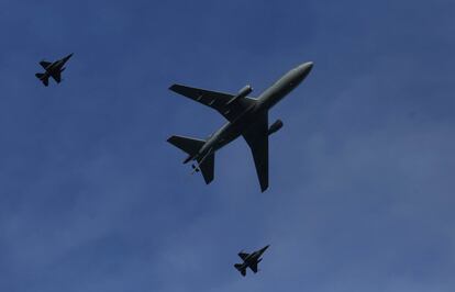 Tres aviones se despliegan durante las maniobras.