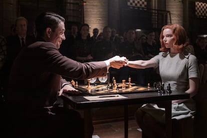 Marcin Dorocinski y Anya Talyor-Joy, en un instante del séptimo capítulo de 'Gambito de dama'.