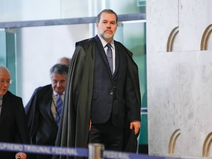O presidente do STF, Antonio Dias Toffoli, é seguido por Celso de Mello e Marco Aurélio Mello ao entrar no plenário do tribunal.