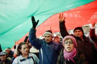 Habitantes de Sofía sostienen una pancarta durante la manifestación celebrada hoy.