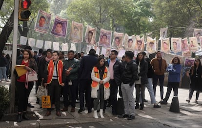 Un grupo de personas espera para poder ingresar a un edificio en Ciudad de México, tras los microsismos de este martes.