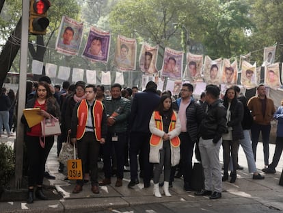 Un grupo de personas espera para poder ingresar a un edificio en Ciudad de México, tras los microsismos de este martes.