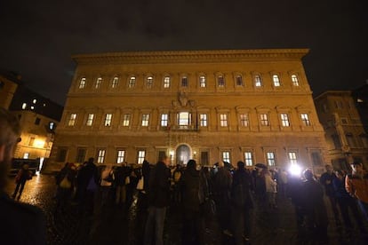 Un grupo de personas frente a la Embajada de Francia en Roma, tras el atentado contra 'Charlie Hebdo', el pasado 7 de enero.