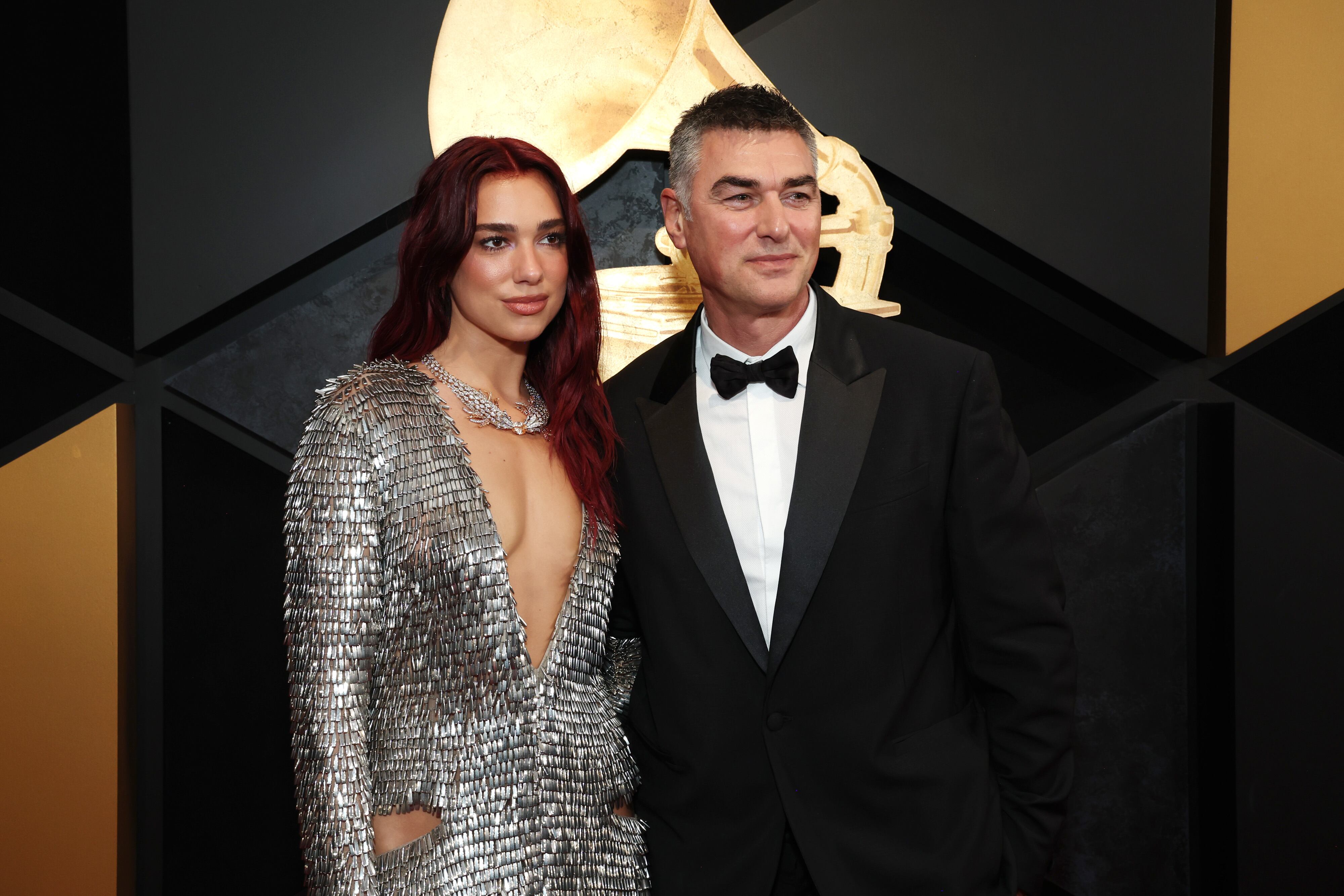 Un padre rockero, varios récords Guinness y otras curiosidades de Dua Lipa por su 30º cumpleaños 1 Dua Lipa junto a su padre, Dukagjin Lipa, el 4 de febrero de 2024, en la alfombra roja de la 64ª edición de los premios Grammy en Los Ángeles (California).