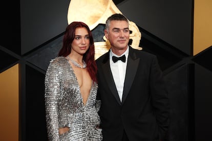 Dua Lipa junto a su padre, Dukagjin Lipa, el 4 de febrero de 2024, en la alfombra roja de la 64ª edición de los premios Grammy en Los Ángeles (California).
