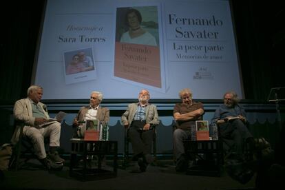 Fernando Savater, en el centro, durante la presentación de su nuevo libro, 'La peor parte', en el Cine Doré de Madrid.
