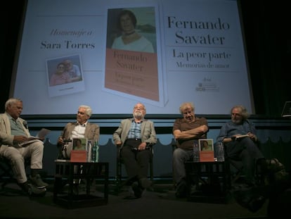 Fernando Savater, en el centro, durante la presentación de su nuevo libro, 'La peor parte', en el Cine Doré de Madrid.
 