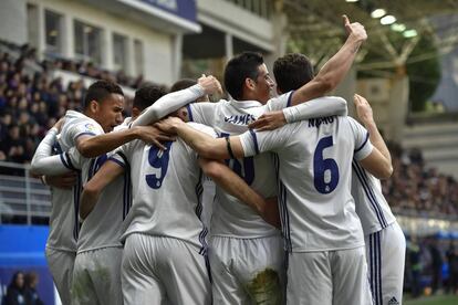 Los jugores blancos celebran el gol marcado por James ante el Eibar.