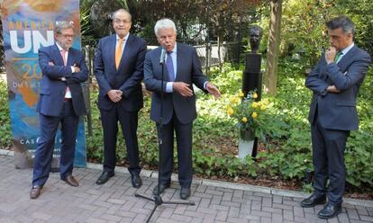 De izquierda a derecha, el presidente de EL PAÍS, Juan Luis Cebrián, expresidente del Gobierno, Felipe González, el embajador de Colombia en España, Fernando Carrillo Florez y el director de Casa de América, Santiago Miralle inauguran el jardín Gabriel García Márquez en la Casa de América.