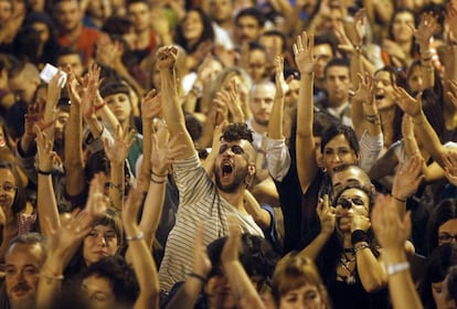 Siguiendo con la tradici&oacute;n iniciada el pasado mes de mayo, los asistentes a la asamblea de Madrid han alzado sus manos para demostrar su apoyo a las intervenciones.