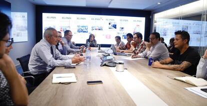 Alejandro Sanz, a la derecha, ayer en la reunión de primera de EL PAÍS. A la izquierda, el director Antonio Caño.