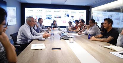 Alejandro Sanz, a la derecha, ayer en la reuni&oacute;n de primera de EL PA&Iacute;S. A la izquierda, el director Antonio Ca&ntilde;o.