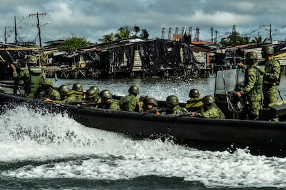 Militares patrullan el puerto de Buenaventura.