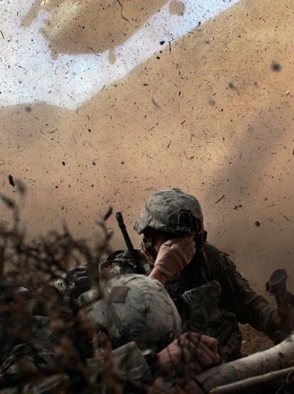 Soldados de Estados Unidos se protegen los ojos de un helicóptero en la provincia afgana de Paktika.