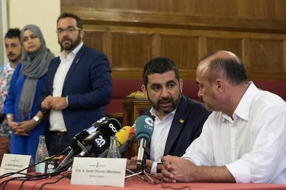 El consejero de Asuntos Sociales, Chakir El Homrani, con el alcalde del Masnou, Jaume Oliveras.