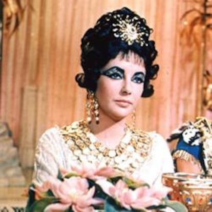 Elizabeth Taylor, interpretando a Cleopatra