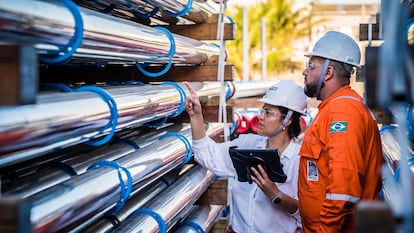 Dos empleados de Petrobrás en la localidad brasileña de Macaé revisan los tubos de Tubacex en sus instalaciones.