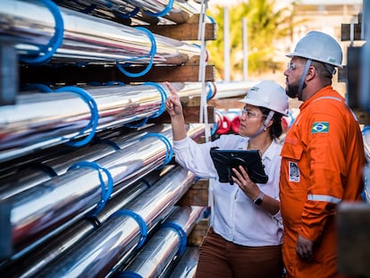 Dos empleados de Petrobrás en la localidad brasileña de Macaé revisan los tubos de Tubacex en sus instalaciones.