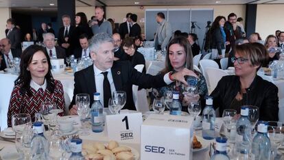 Fernando Grande Marlaska, con la delegada del Gobierno en Canarias, Elena Máñez poco antes de su intervención en el foro de la Cadena SER.