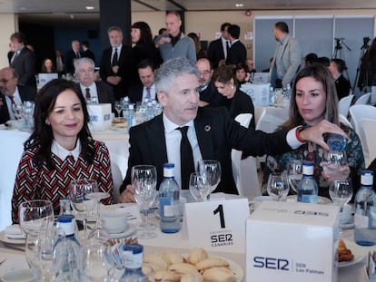 Fernando Grande Marlaska, con la delegada del Gobierno en Canarias, Elena Máñez poco antes de su intervención en el foro de la Cadena SER.