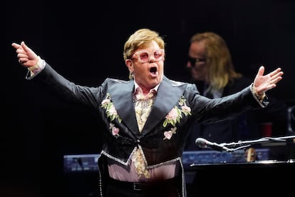 El cantante británico Elton John ofrece un concierto este lunes, en el Palau Sant Jordi de Barcelona. EFE/ Enric Fontcuberta.
