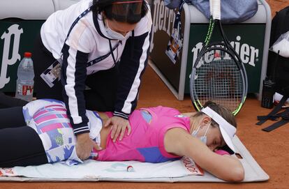 Badosa recibe un masaje durante el partido contra Siegemund en París.