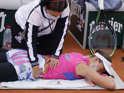 Badosa recibe un masaje durante el partido contra Siegemund en París.