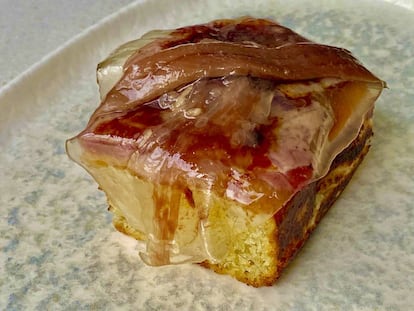 'Focaccia' de John Torres con panceta y anchoa del restaurante El Estoque en Majadahonda. J. C. CAPEL