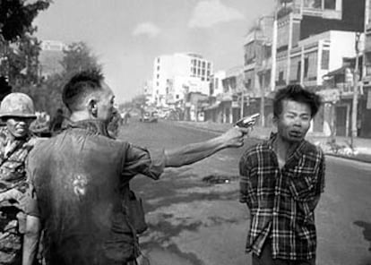 La ejecución de un prisionero del Vietcong en una calle de Vietnam.