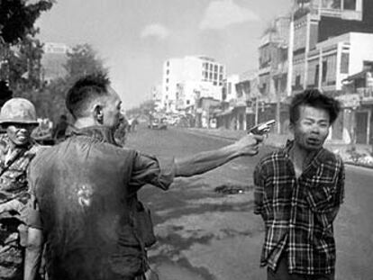 La ejecución de un prisionero del Vietcong en una calle de Vietnam.