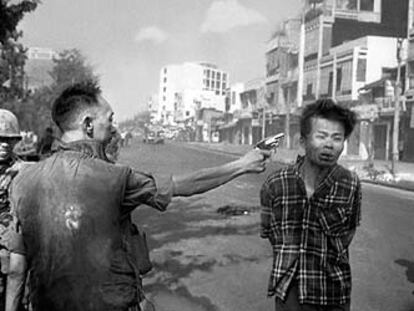 La ejecución de un prisionero del Vietcong en una calle de Vietnam.