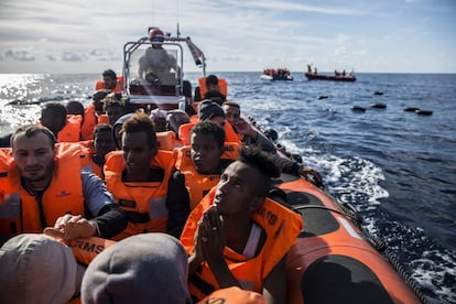 La ONG 'Open Arms' rescata a más de 300 personas en la costa de Libia.