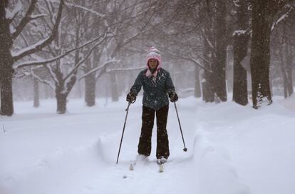 Una mujer esquía en Erie (Pensilvania). El frío está siendo una constante en el norte de Estados Unidos.